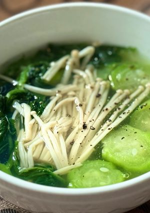 Hình của món 🌱 Canh Mồng Tơi Nấu Mướp Hương & Nấm Kim Châm.