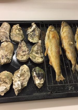 烤香魚 + 帶殼鮮珂 +新鮮玉蜀黍今天烤一點海味 的食譜成品照片