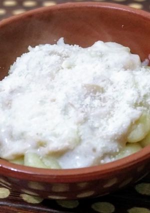Una foto de Salsa súper rápida de cebolla, champi y queso
