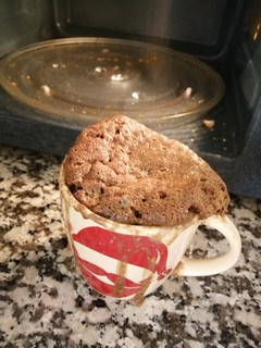 Una foto de Bizcocho proteico de Avena y chocolate en una taza en 2 minutos
