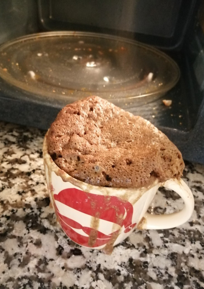 Una foto de Bizcocho proteico de Avena y chocolate en una taza en 2 minutos