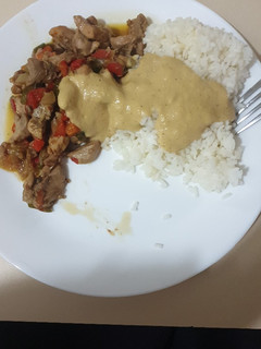 Una foto de Arroz con pollo con salsa de curry, mango y leche de coco