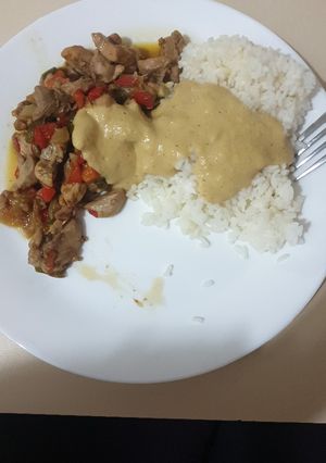 Una foto de Arroz con pollo con salsa de curry, mango y leche de coco