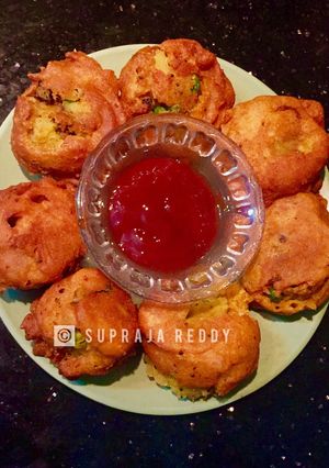 A picture of Aloo Besan Bondas.
