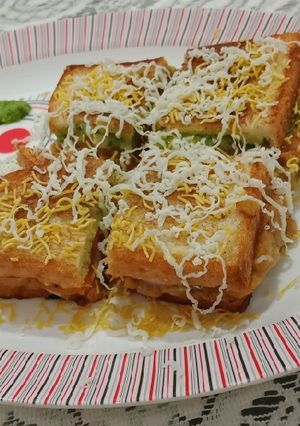 બોમ્બે મસાલા ટોસ્ટ સેન્ડવીચ (Bombay Masala Toast Sandwich Recipe In Gujarati) રેસીપી મુખ્ય ફોટો