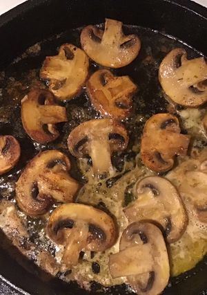 A picture of California Farm Broiled in Butter Large White Button Mushrooms.