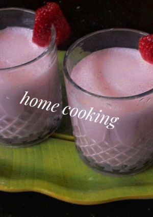 स्ट्रॉबेरी मिल्क शेक (Strawberry Milk Shake Recipe In Marathi) रेसिपी चे मुख्य फोटो 