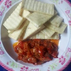A picture of Fried yam and sauce.