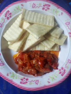 A picture of Fried yam and sauce.