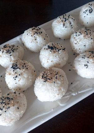 Foto di Polpettine di riso ripiene di salmone