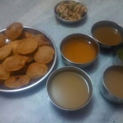 A picture of 5 Pani +poori.
