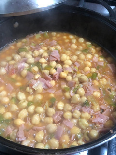 Una foto de Garbanzos enlatados con tocineta