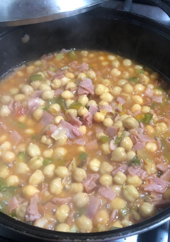 Una foto de Garbanzos enlatados con tocineta