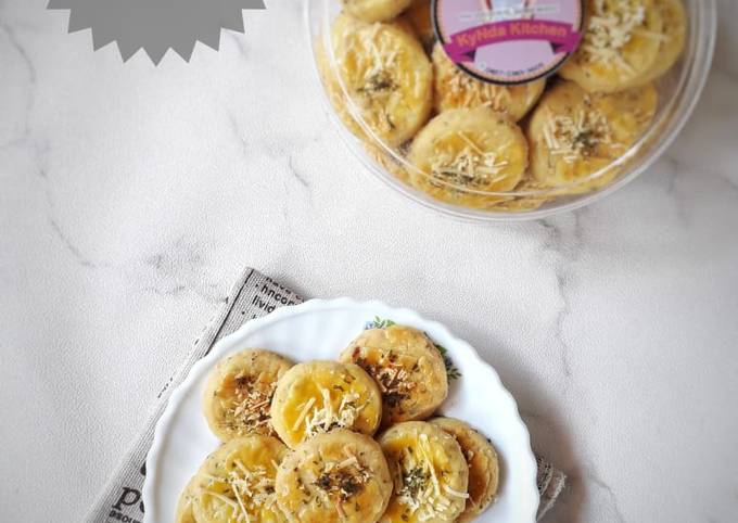 Langkah Mudah untuk Membuat Garlic Cheese Cookies, Lezat