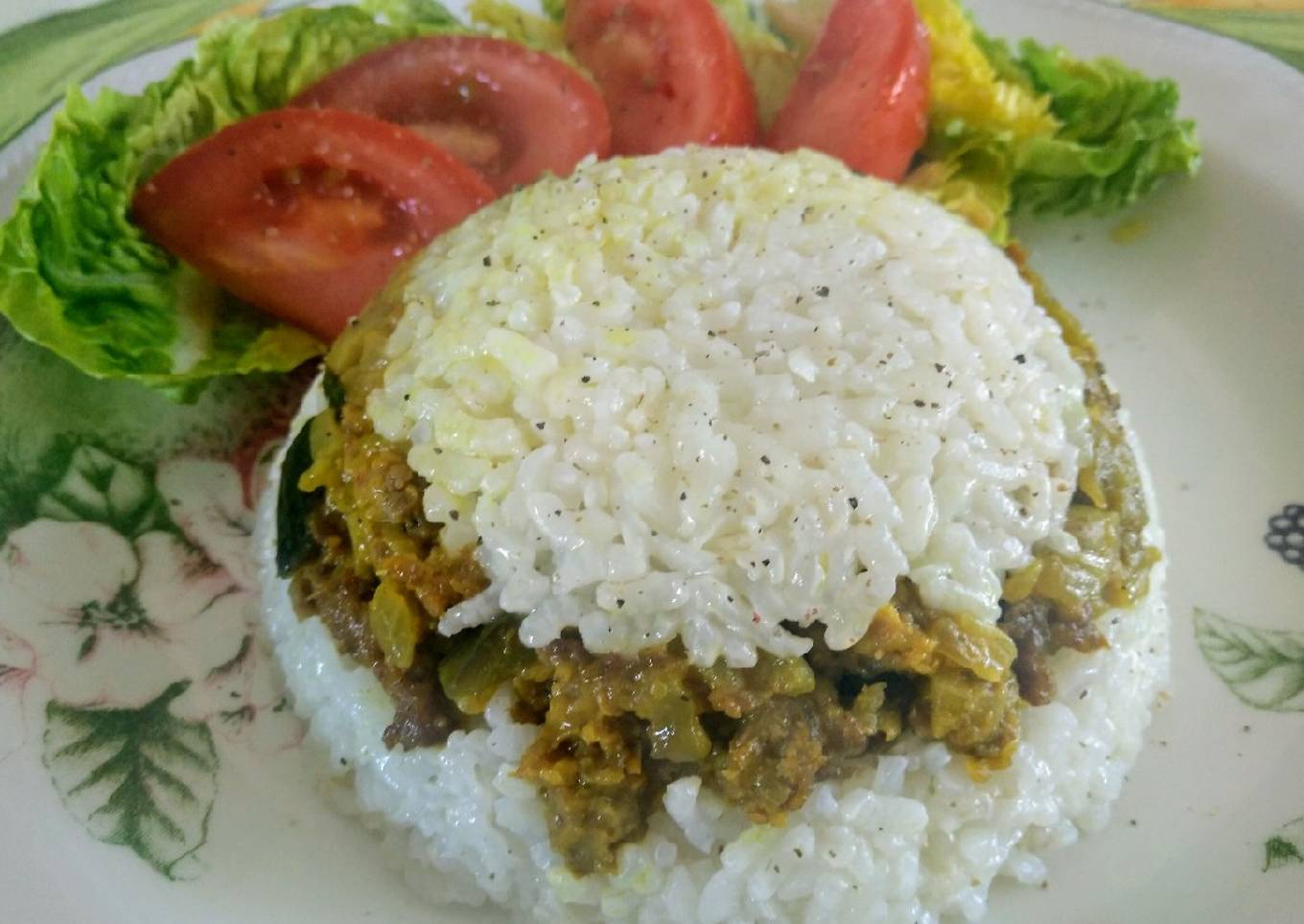 Arroz blanco con berenjenas, carne y un toque de curry