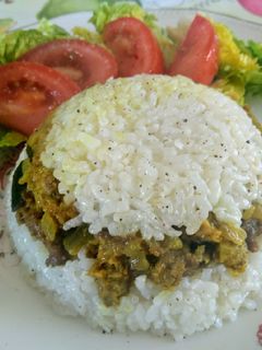 Una foto de Arroz blanco con berenjenas, carne y un toque de curry