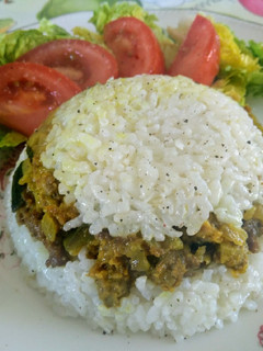 Una foto de Arroz blanco con berenjenas, carne y un toque de curry