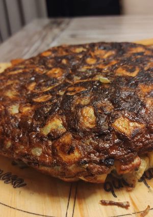 Una foto de Tortilla de papa RELLENA 😋