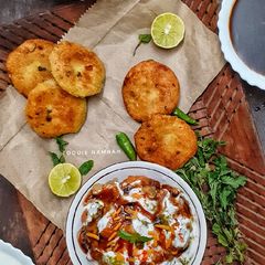 A picture of Aloo tikki chaat.
