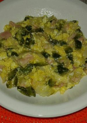 Una foto de Huevo revuelto con zapallito, jamón y queso