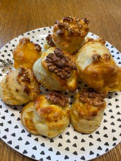 Hajtogatott kovászos pogácsa recept fotója