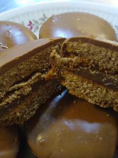 Una foto de Alfajores de chocolate "Gaby"