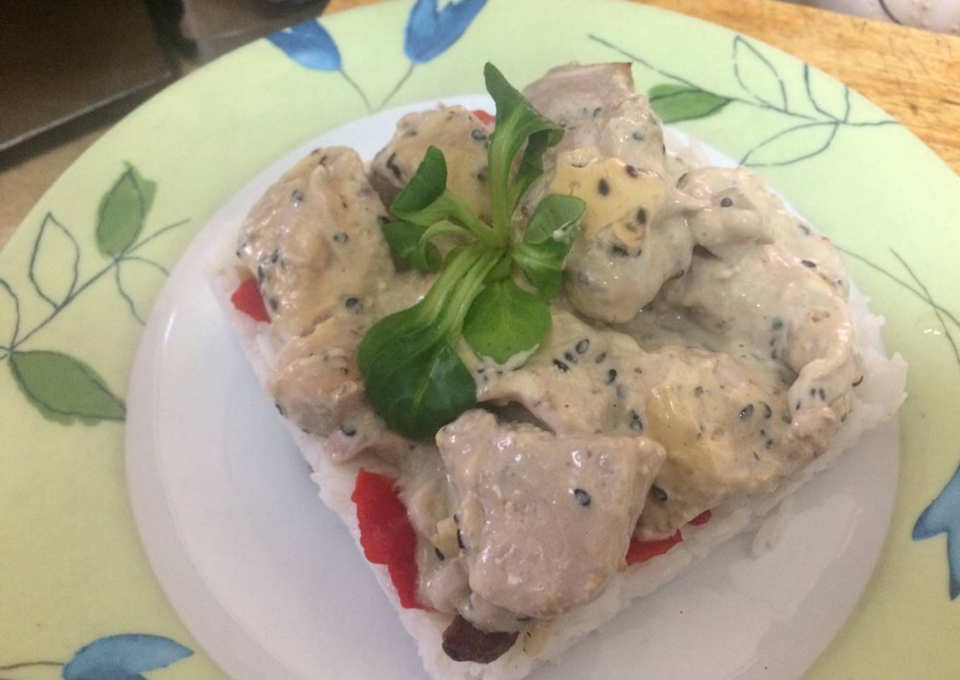 Timbal de arroz basmati con piñones y pasas y pollo con crema de mostaza