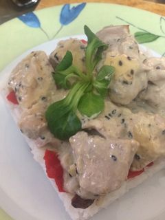Una foto de Timbal de arroz basmati con piñones y pasas y pollo con crema de mostaza