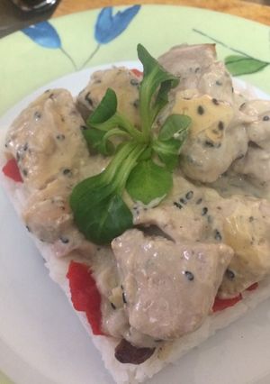 Una foto de Timbal de arroz basmati con piñones y pasas y pollo con crema de mostaza