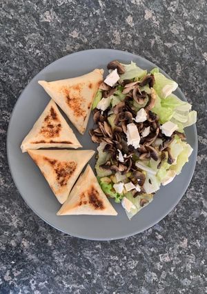 Une photo de Brique courgette chèvre avec sa salade et champignons