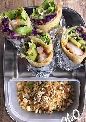 Foto di Wrap con avocado, gamberi e cavolo cappuccio