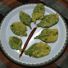 A picture of Stuffed cheese spinach pakoda.