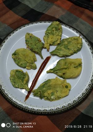 A picture of Stuffed cheese spinach pakoda.