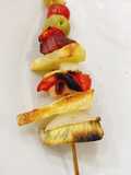 Brochetas de vegetales, queso y aceitunas