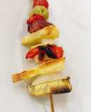 Brochetas de vegetales, queso y aceitunas