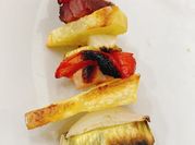 Una foto de papa brochetas