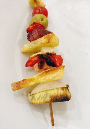 Una foto de Brochetas de vegetales, queso y aceitunas