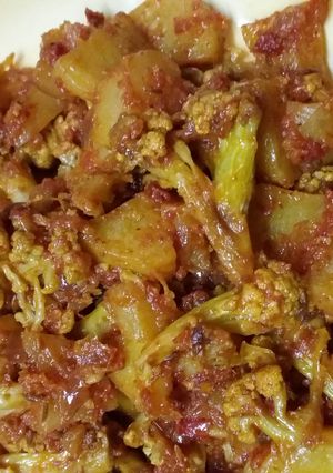 A picture of Aloo gobhi tamater.
