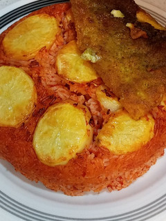 عکسی از دستور گوجه پلو سیر با ماهی🐟🍅🍚