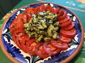 Une photo de Salade de tomates au concombre Noa mariné algues et huile de pépins de courge