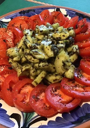 Une photo de Salade de tomates au concombre Noa mariné algues et huile de pépins de courge