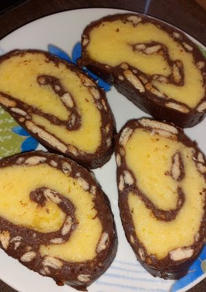 O poză a rețetei Prăjitură ruladă rece cu biscuiți și cremă cremșnit.