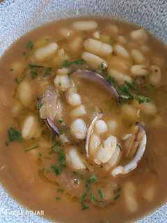 Una foto de Judías blancas con almejas y crema de bogavante 🦞🦞