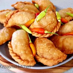 A picture of Pastel Goreng (Indonesian Crispy Fried Pies).