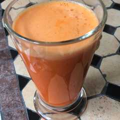 Una foto de Jugo de piña y zanahoria