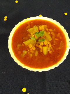 लौकी और चने दाल की सब्जी (Lauki Aur Chane dal ki sabji recipe in Hindi) रेसिपी मुख्य फोटो