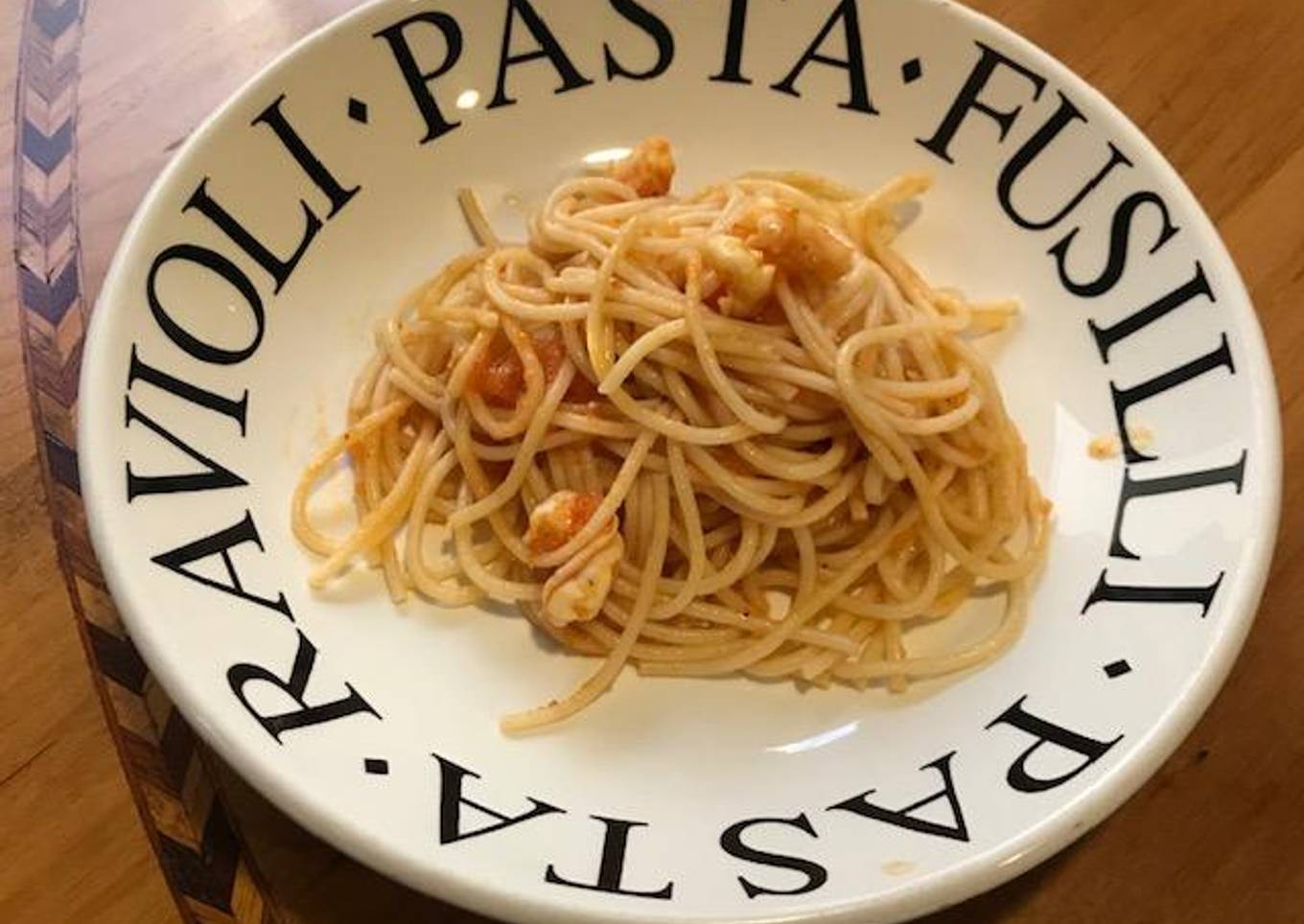 Spaghetti con camarones griego