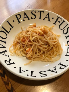 Una foto de Spaghetti con camarones griego