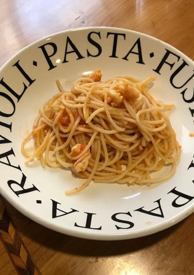 Una foto de Spaghetti con camarones griego