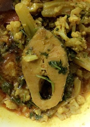 Rui fish curry with cauliflower রেসিপির প্রধান ছবি